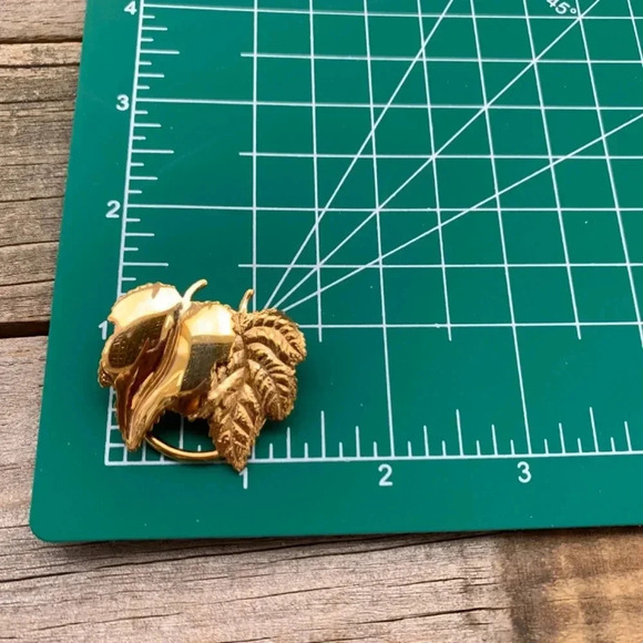 Vintage Scarf Loop Clip Gold Brass Tone Leaf Design West Germany - Picture 3 of 6